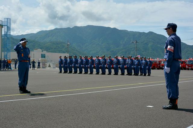 (写真)訓練礼式の開始を消防団長に報告する団員代表