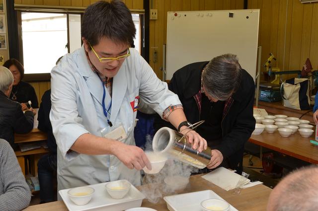 ふれあい講座で上野さんが液体窒素を使い実験している写真