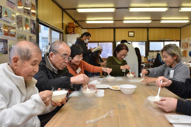 バニラアイスを食べる参加者たちの写真