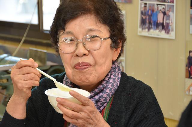 バニラアイスを食べる参加者の写真