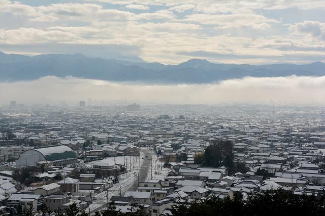 (写真)雪が積もった敷島総合公園南の敷島台からの街並み