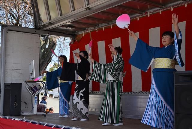 境内のステージで女性たちが日本舞踊を披露している写真