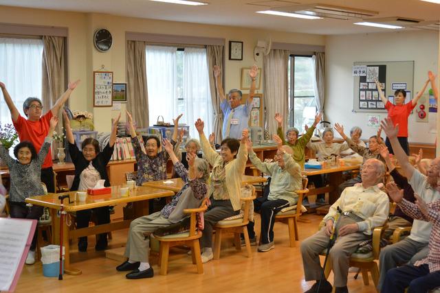 参加者のみなさんで、バンザーイ、と手を挙げている様子の写真