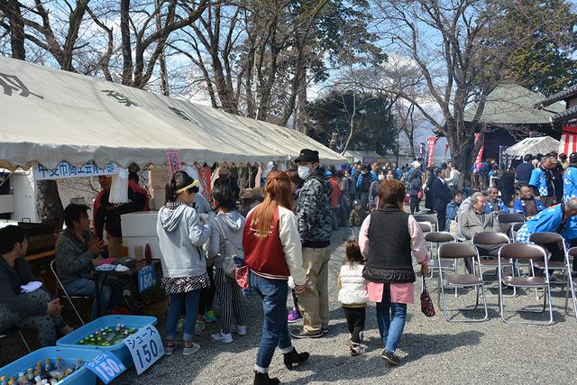 たくさんの人たちでにぎわう出店の写真