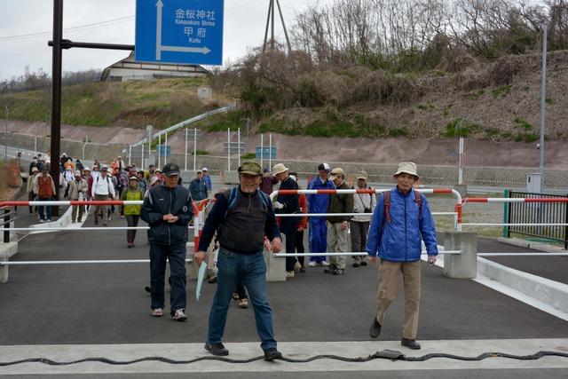 55人の参加者が広い道路を歩いている写真