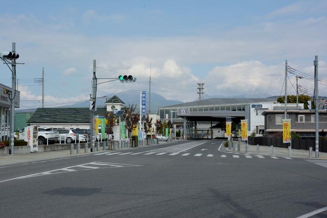 (写真)のぼり旗で黄色一色になっている駅前