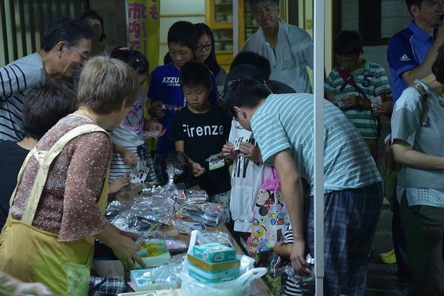 ビンゴゲームの景品を子どもたちが選んでいる写真