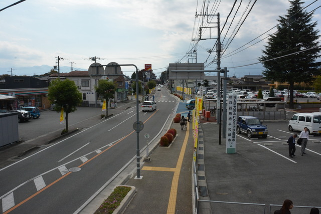 (写真)のぼり旗で黄色一色になっている道路