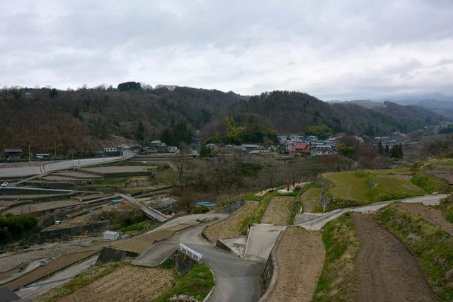 棚田が広がる亀沢大橋北側の風景の写真