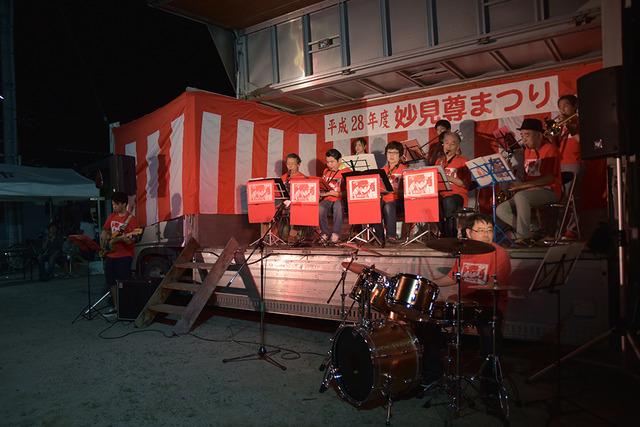 公会堂で行われた、JAZZバンド「A列車の会」によるコンサートの写真