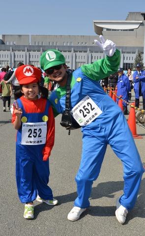 (写真)人気ゲームキャラクターの恰好をする親子ランナー