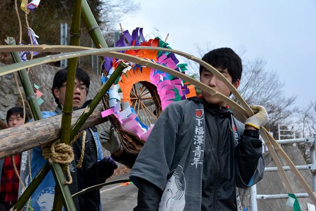 柱に作った大やなぎを取り付ける青年会のメンバーの様子の写真