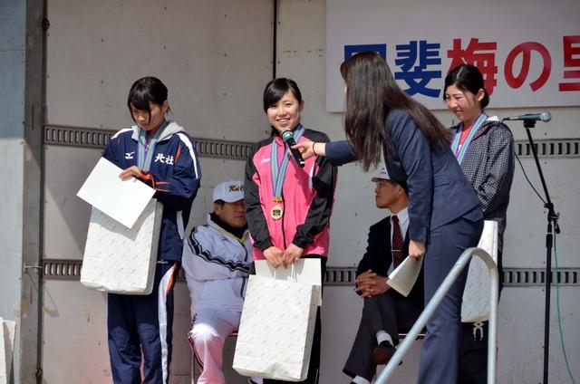 (写真)表彰式でインタビューを受ける笑顔の女性