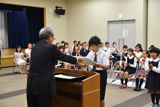 (写真)表彰状が授与される入賞者(1枚目)