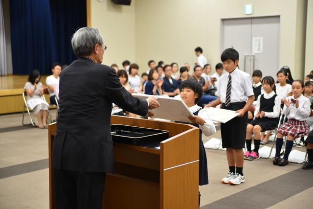 (写真)表彰状が授与される入賞者(2枚目)