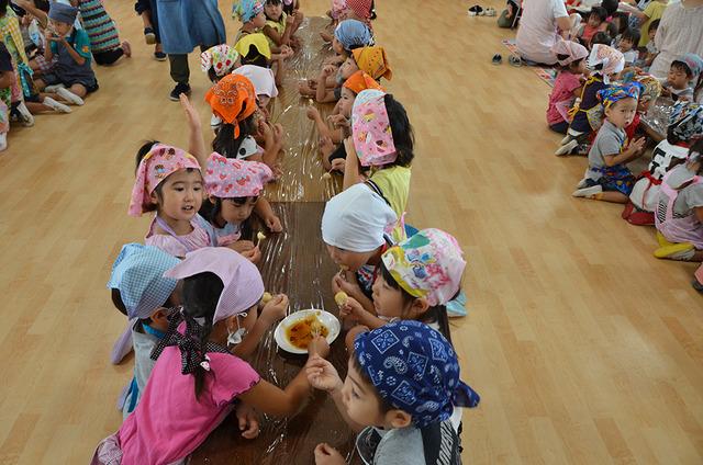みたらし団子を食べている園児たちの写真