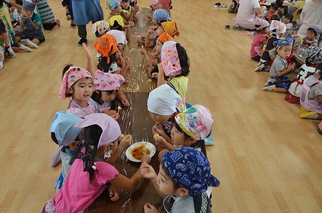 みたらし団子を食べている園児たちの写真