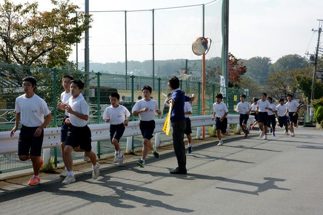 道路を走る中学生達の写真