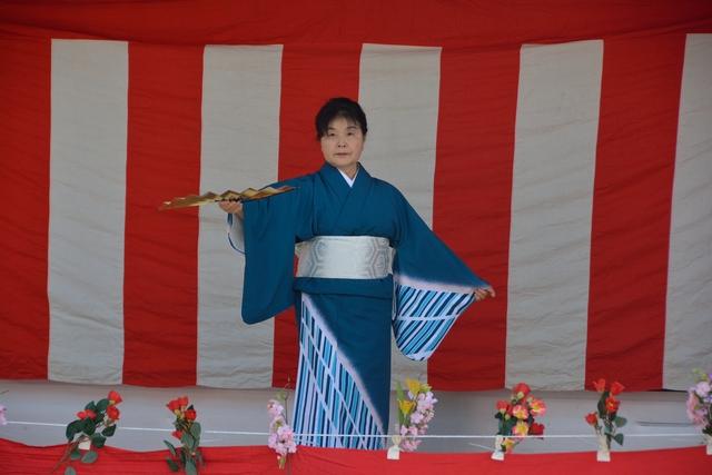 ステージで日本舞踊する着物の女性の写真