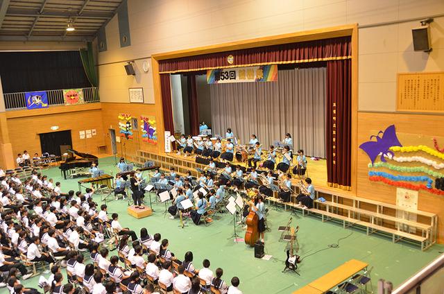 生徒たちがステージで演奏をしている様子の写真