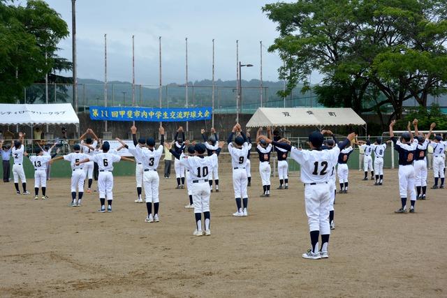 (写真)甲州弁ラジオ体操をする選手たち