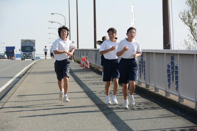 開国橋を走って渡っている生徒の写真