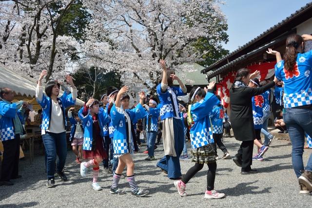 大人とこどもが法被を着てこども踊りを踊る写真