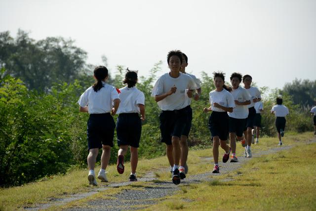 折り返し地点の緑道を走る生徒達の写真