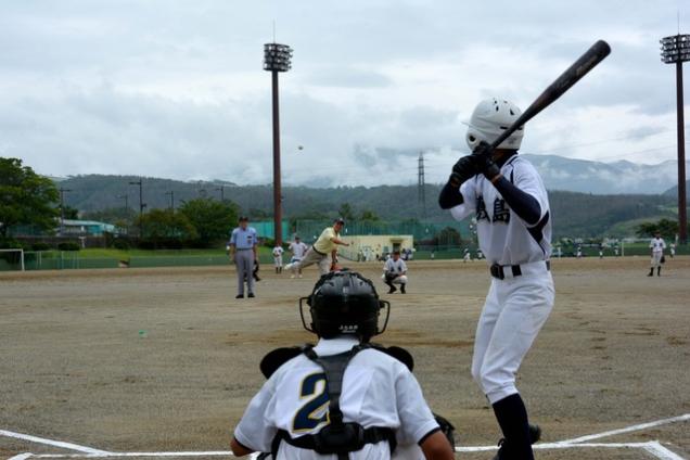 (写真)吉川会長による始球式の様子