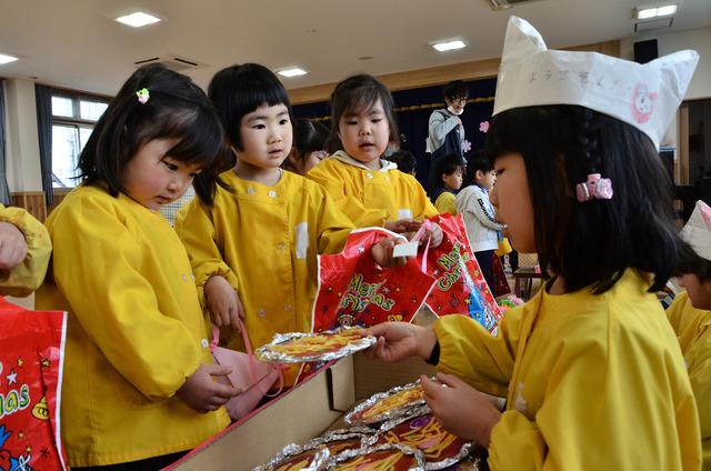 (写真)店員役の園児が商品を勧めている様子