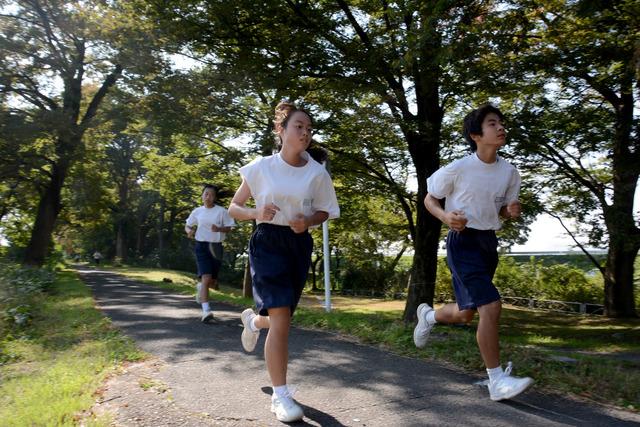 緑道を走る生徒達の写真