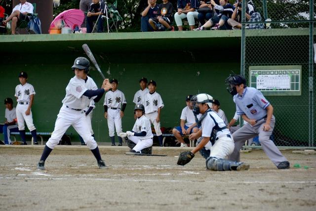 (写真)構える打者と捕手