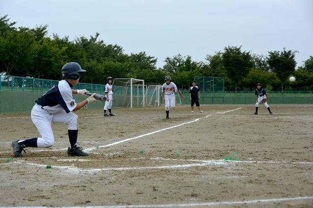 (写真)スクイズをする打者