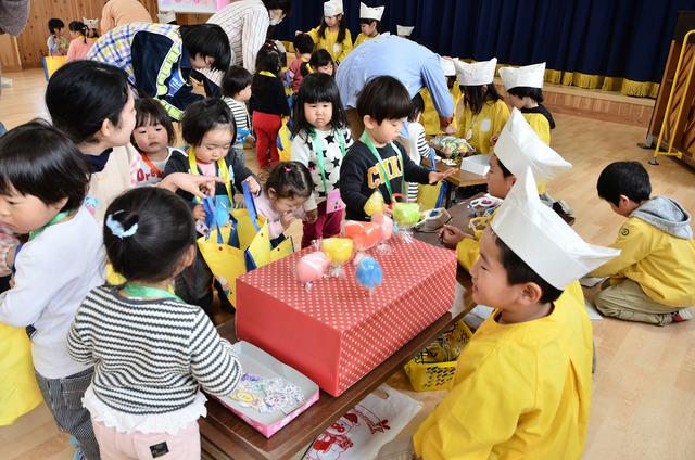 (写真)「お店屋さんごっこ」で園児たちが買い物をする様子