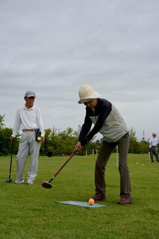 グラウンドゴルフをする男性の写真