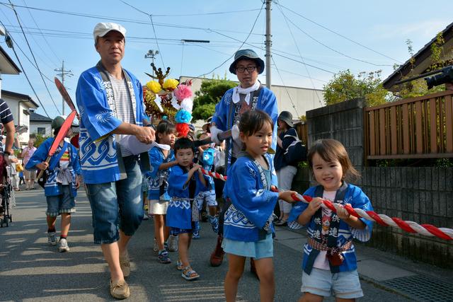 (写真)神輿を一生懸命に引っ張る子どもたち