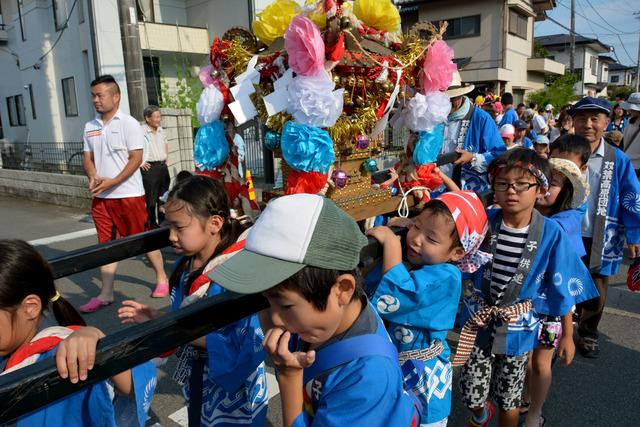 (写真)「ワッショイ、ワッショイ」の掛け声とともに区内を練り歩く子どもたち