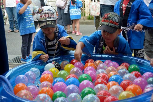 (写真)ヨーヨー釣りを楽しむ子どもたち