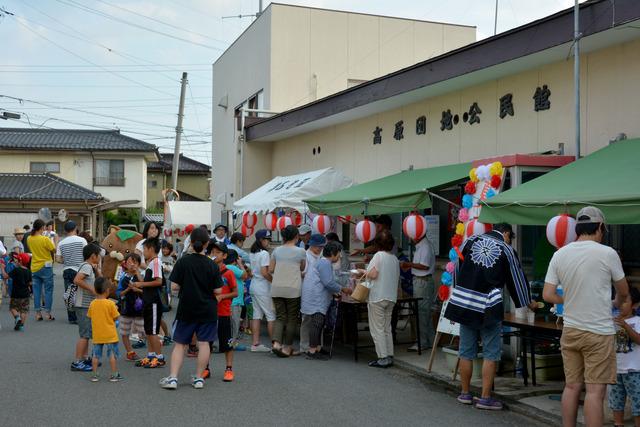 (写真)色々な屋台を楽しむ区民たち