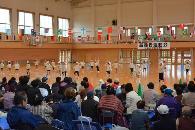 参加者の前で、園児が踊りを披露している時の写真