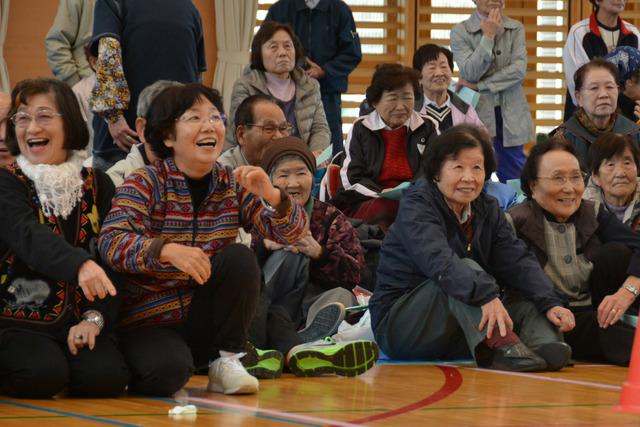 笑顔で応援する参加者の写真