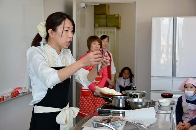 講師の荒井先生が鰯を持って説明をしている写真