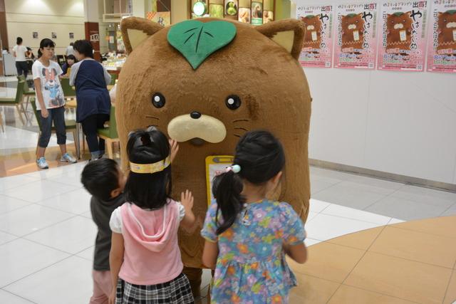 イオンで3人の子どもが「やはたいぬ」を撫でている写真