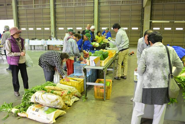 地産野菜販売の様子の写真