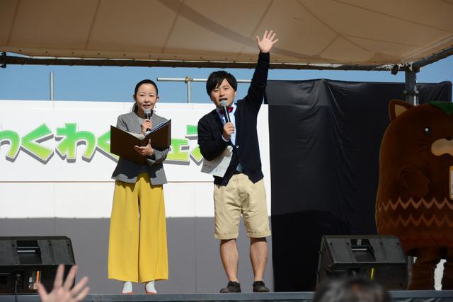 総合司会 浅智恵太郎が手を挙げている写真
