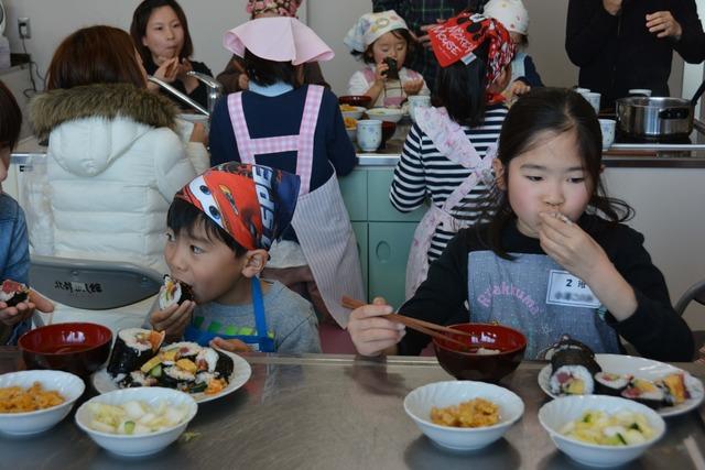 子どもたちが出来上がった恵方巻を食べている写真