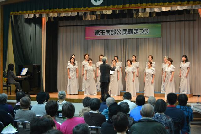 (写真)竜王女声合唱団コーロ・フローレによるコーラスの舞台発表の様子