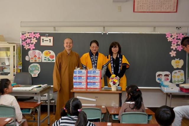 竜王小学校1年1組の教室でNPO法人国際ブリアーの3名が児童に話をしている写真