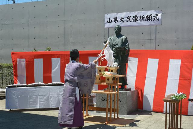 (写真)山県大弐像の祈願式で祈願する山縣神社の塚川宮司