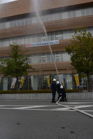 (写真)地上から庁舎に向かって放水